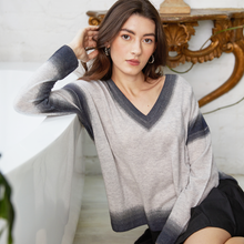 Load image into Gallery viewer, L/S V-Neck Gradient Edges
